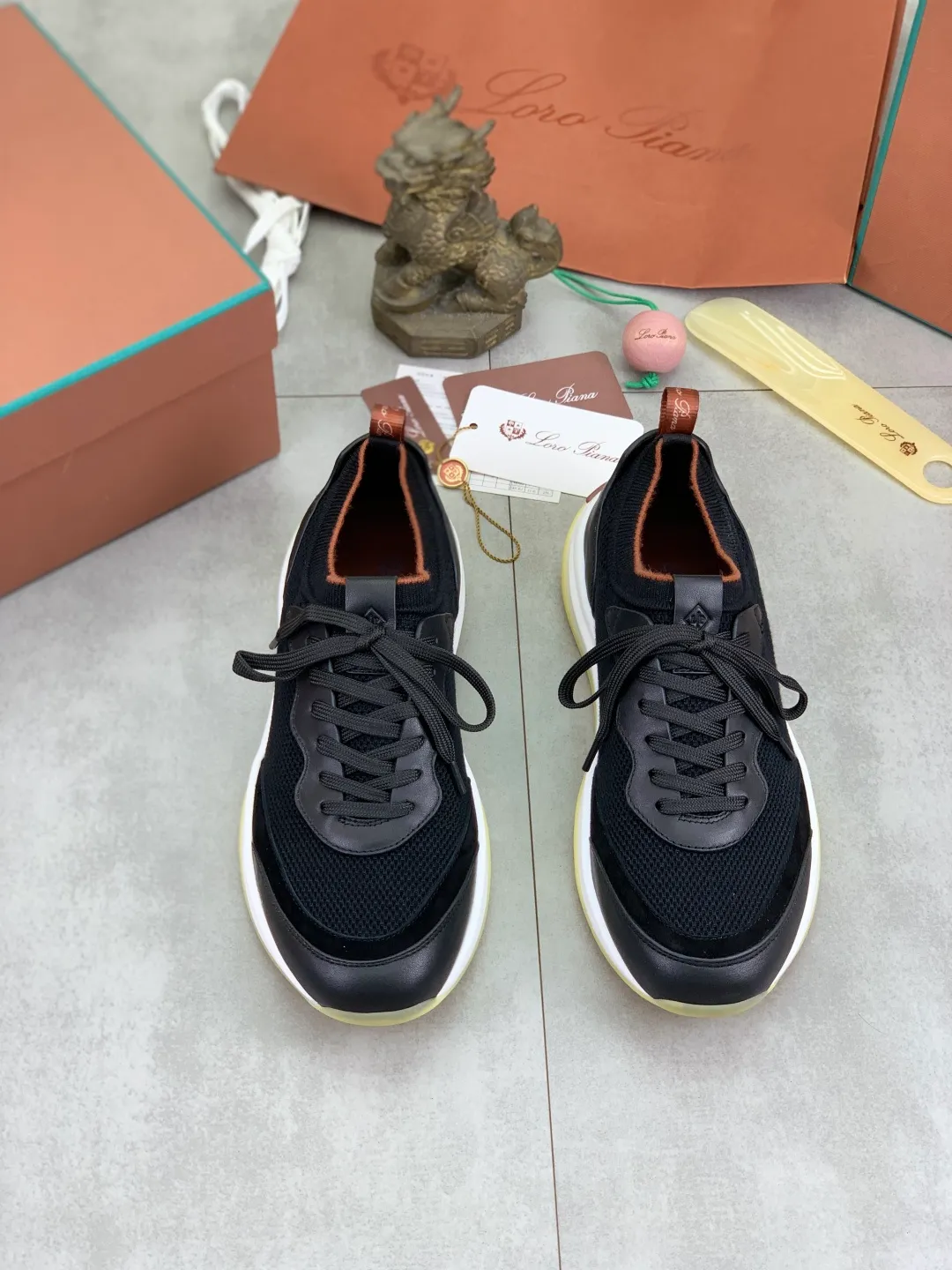 Men's Men's Shoes 💰P620 New 💰High Quality Latest Casual Shoes Loro Piana 💯Top Authentic Grade💯Buy the original 1:1 copy💯 Founded the existing Loro Piana company on April 24, 1924. It is now the sixth generation of family business, providing top quality products to customers who are discerning about taste and quality. Imported original fly woven fabric with cowhide fabric, plain calfskin lining, hand-stitched thread with cowhide feet, original packaging, code number: 38-44 (customized for 45 and 46), seven colors available